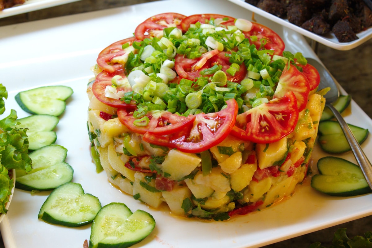 Einfacher Kartoffelsalat mit Tomaten und Gurken