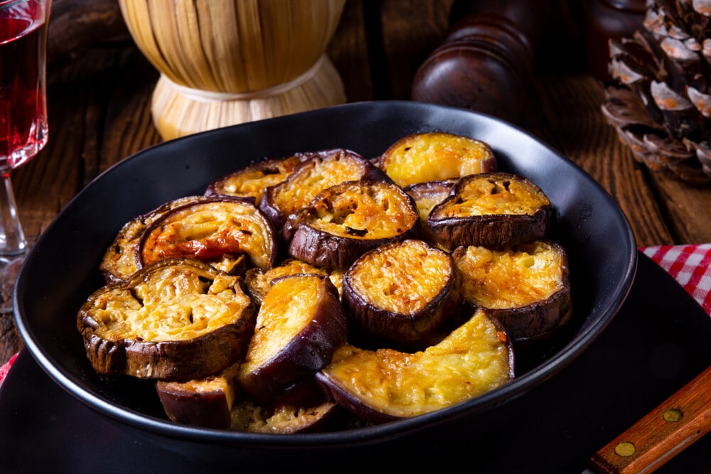 Aromatische Auberginen mit Knoblauch im Ofen gebacken