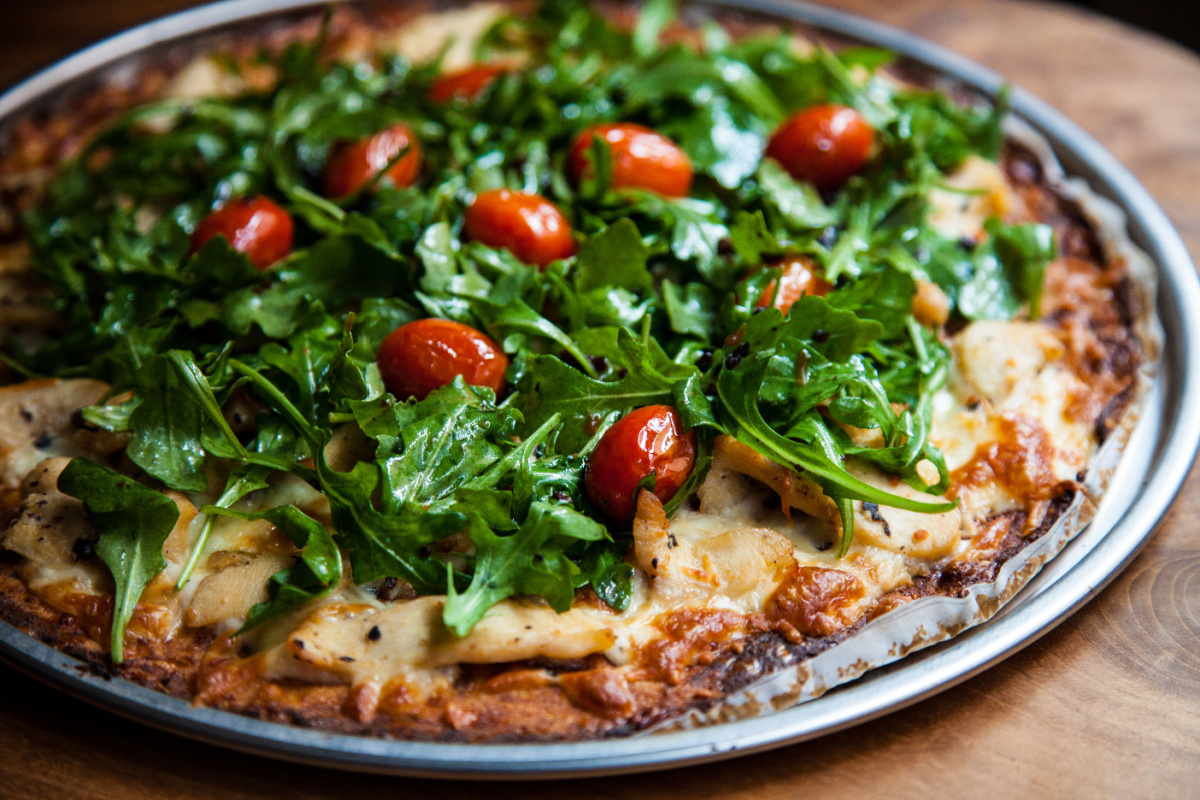 Blumenkohl-Pizza mit Hähnchen und Rucola: Low Carb Pizza