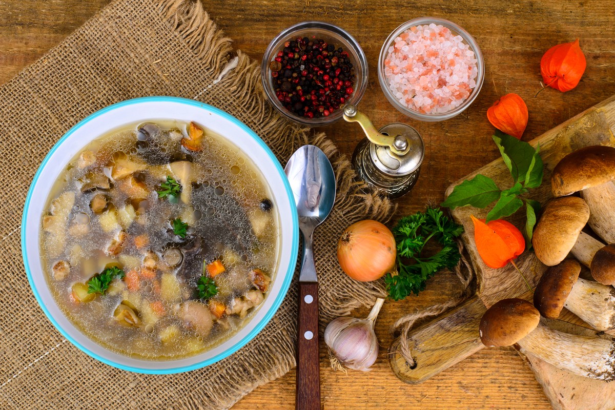 Einfache Pilzsuppe mit Waldpilzen