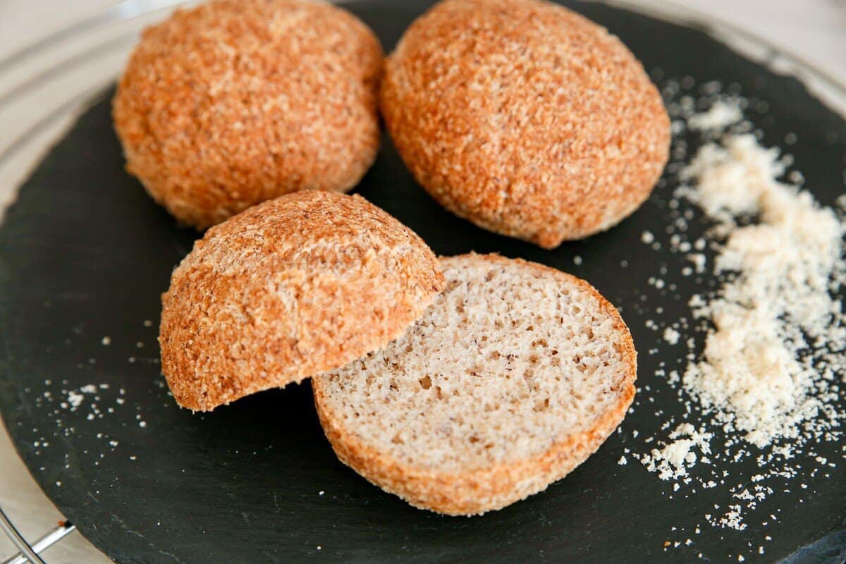 Low Carb Brötchen mit Mandelmehl und Flohsamenschalen