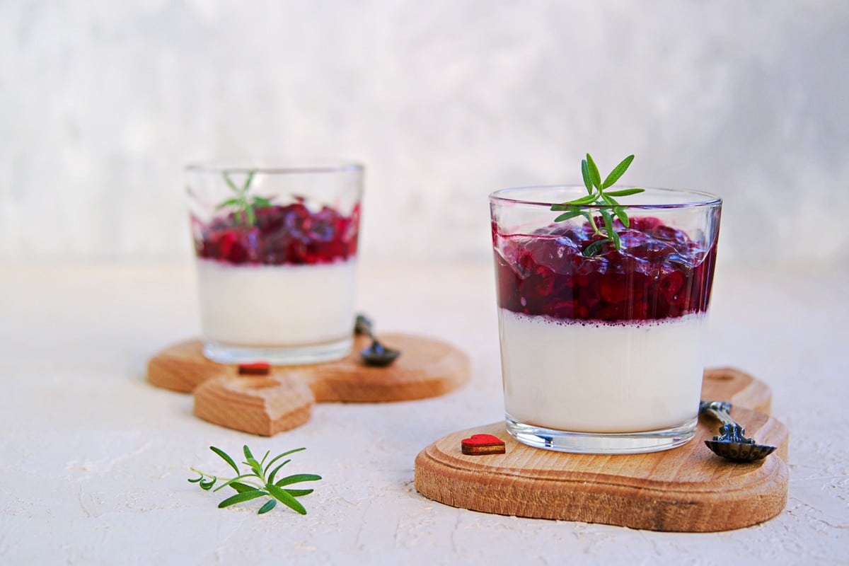 Low Carb Panna Cotta mit Quark und Kirschsoße