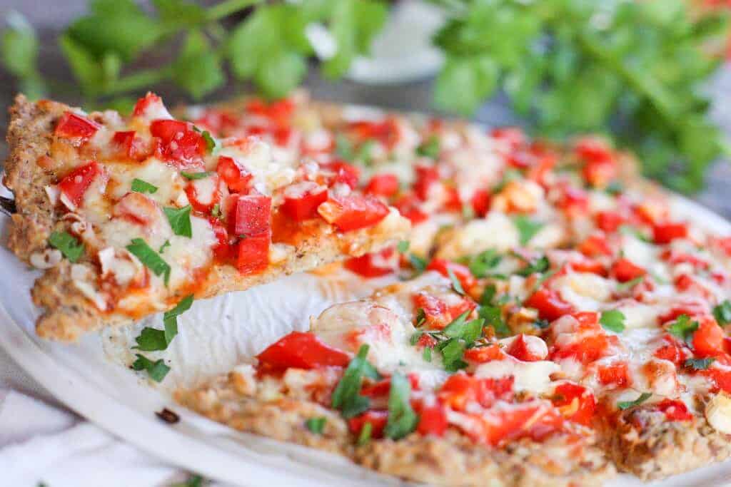 Low Carb Pizza aus Thunfisch mit Tomatensoße