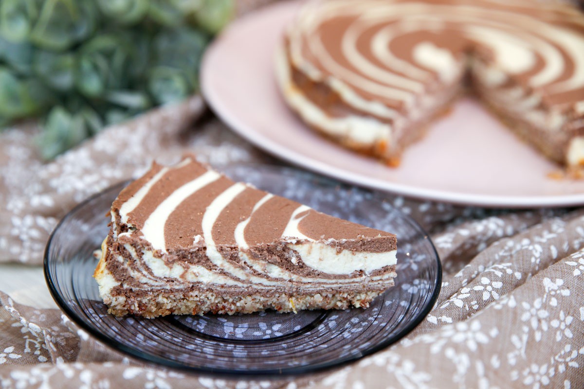 Low Carb Zebrakuchen mit Quark und Mandelboden