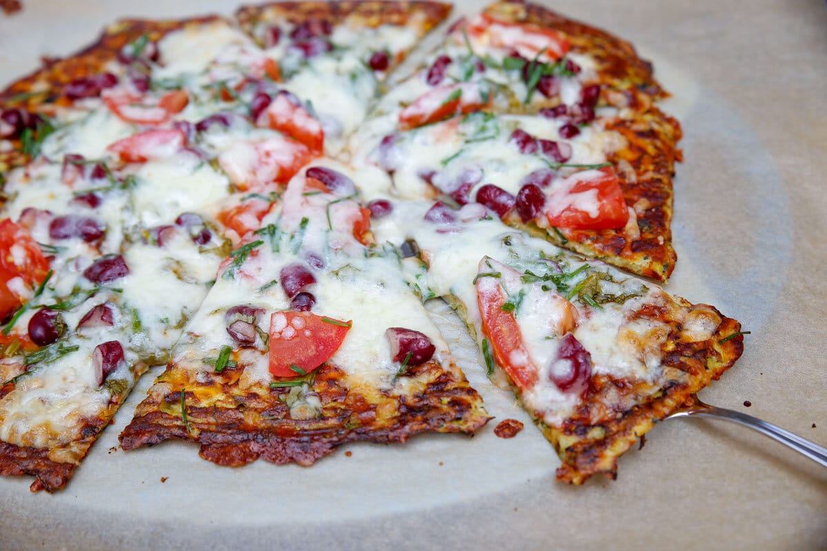 Saftige Zucchini Pizza mit Bohnen