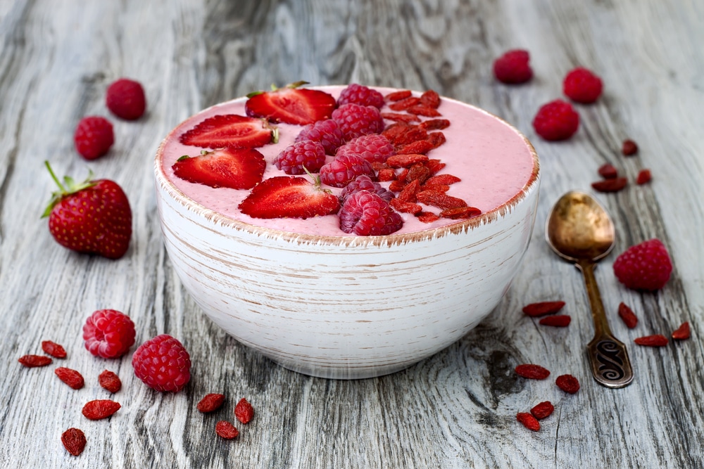 Smoothie Bowl mit Erdbeeren und Gojibeeren