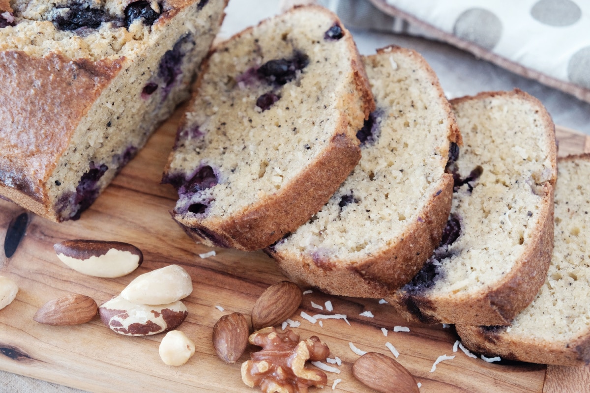 Keto Mandelkuchen Ein Genuss mit Kokos und Blaubeeren