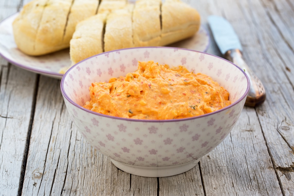 Süß-herzhafter Genuss Paprika-Dip mit Aprikosen und Feta